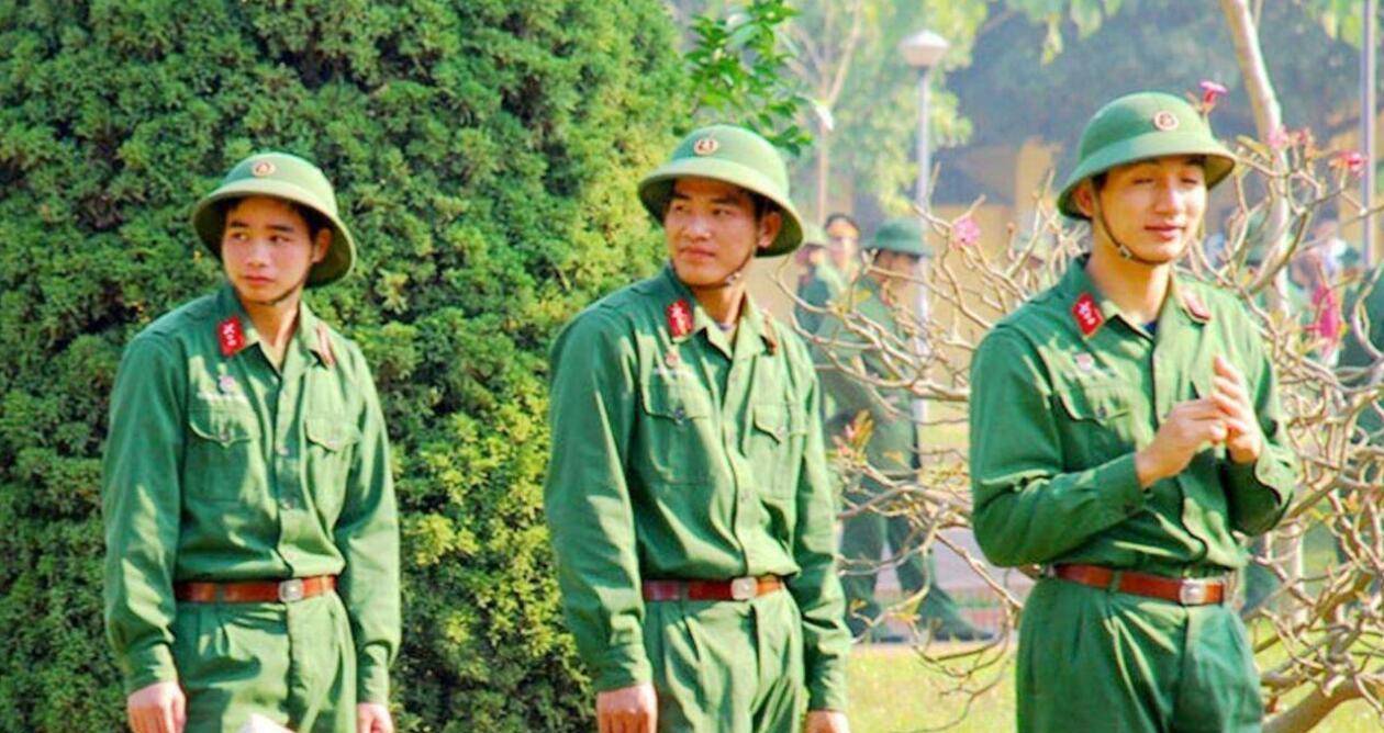 炮兵司令黎铁雄匆匆进来,表情严峻.
