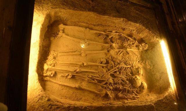 古代帝王用活人殉葬之后,活人在墓室内到底能够存活?