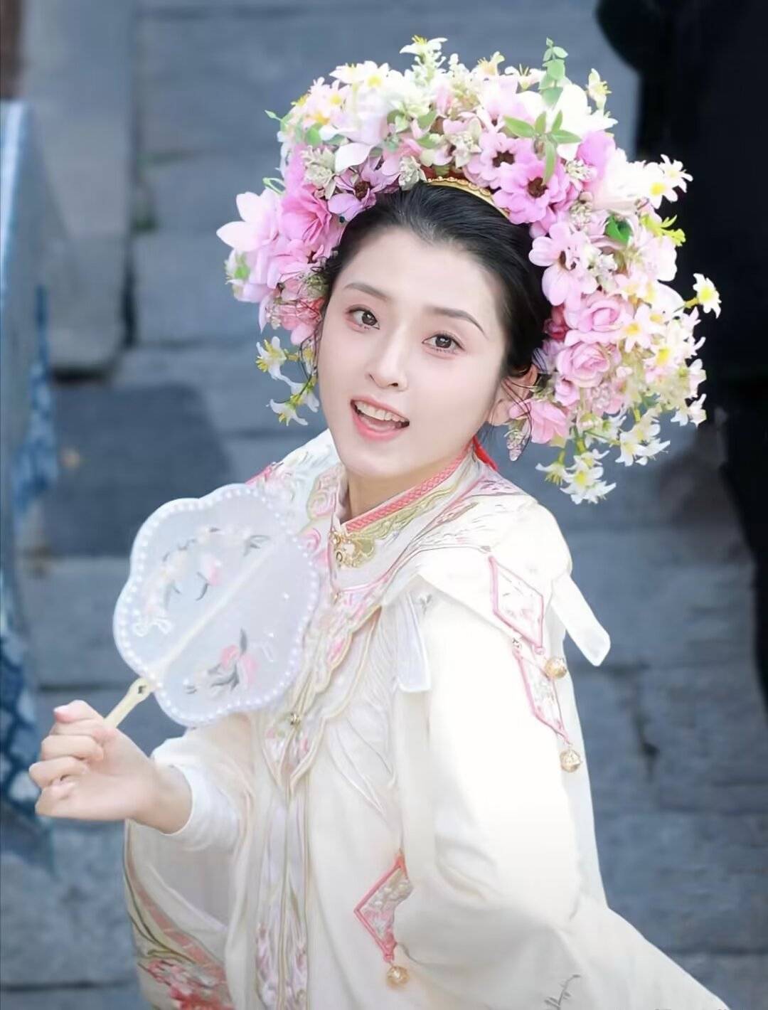 李若嘉:看到她的簪花造型,第一次直面感受到了"面若桃花"这个词,她的