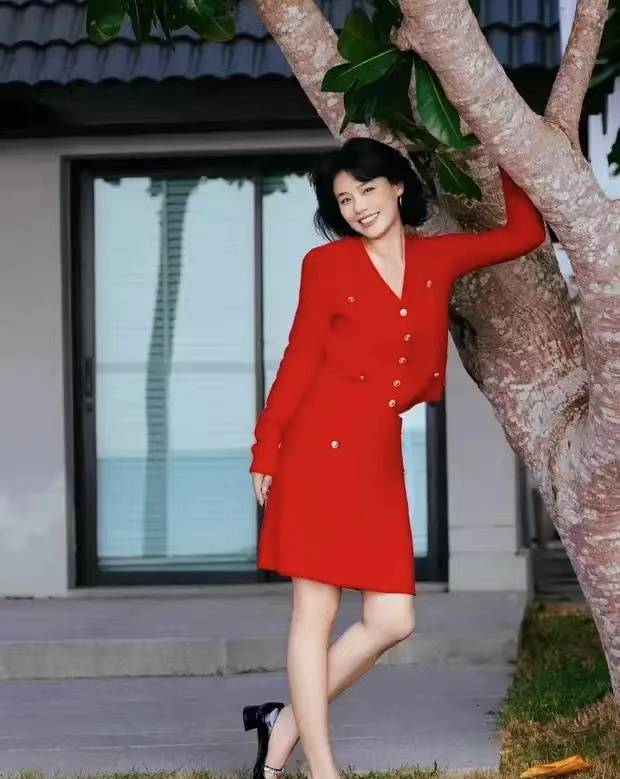 马思纯新春海滩随拍,红衣飘飘如仙子下凡!_照片_气质_生活