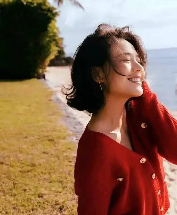 马思纯新春海滩随拍,红衣飘飘如仙子下凡!_照片_气质_生活