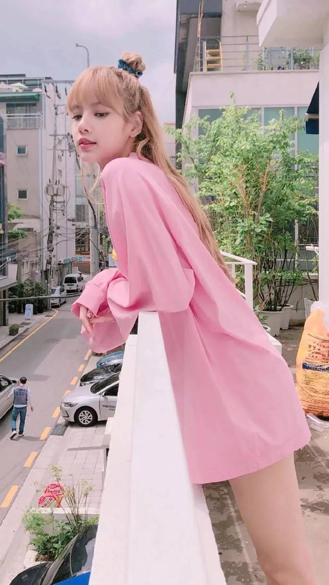 四,舞蹈担当实力超群,台风惊艳四座在blackpink中,lisa担任舞蹈担当