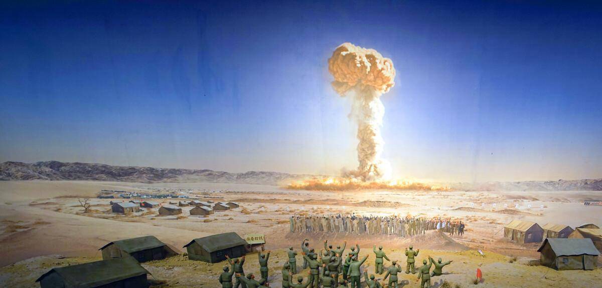 1950年7月,搭载着数枚核弹的10架b-29战略轰炸机进驻关岛,美军本想着