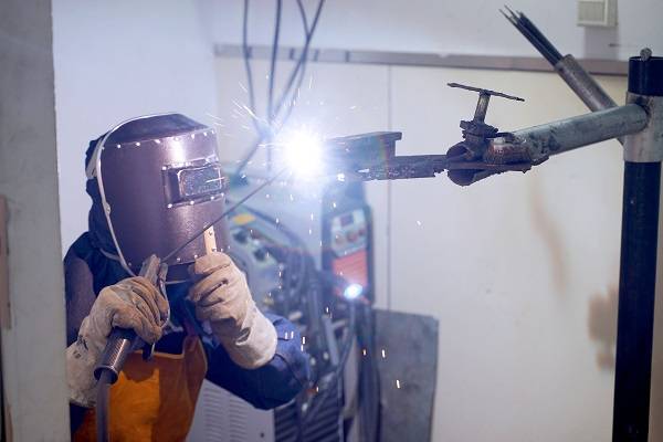 乌鲁木齐万通开设有手把焊,二保焊,氩弧焊,氩电联焊等短期技能班,聘请