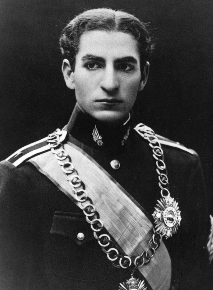 他身为国王却只知抱美国大腿,美国败退后,他大呼上当惨死异乡_巴列维