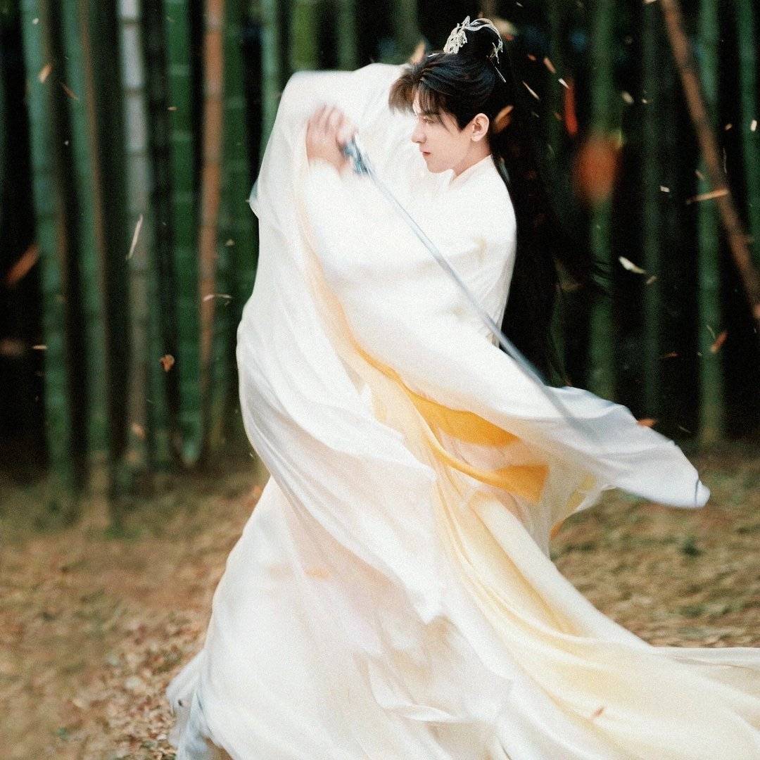 他在蒙眼舞剑的那一刻好像又看到了当年那位鲜衣怒马少年郎!