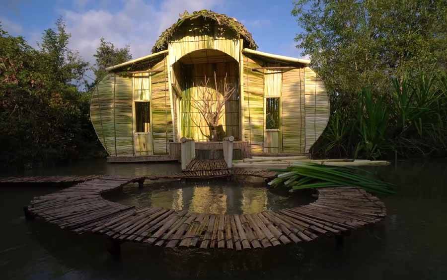 原始搭建纪录片《荒野建造奇幻竹屋》讲述国外一位心灵手巧的网红大婶