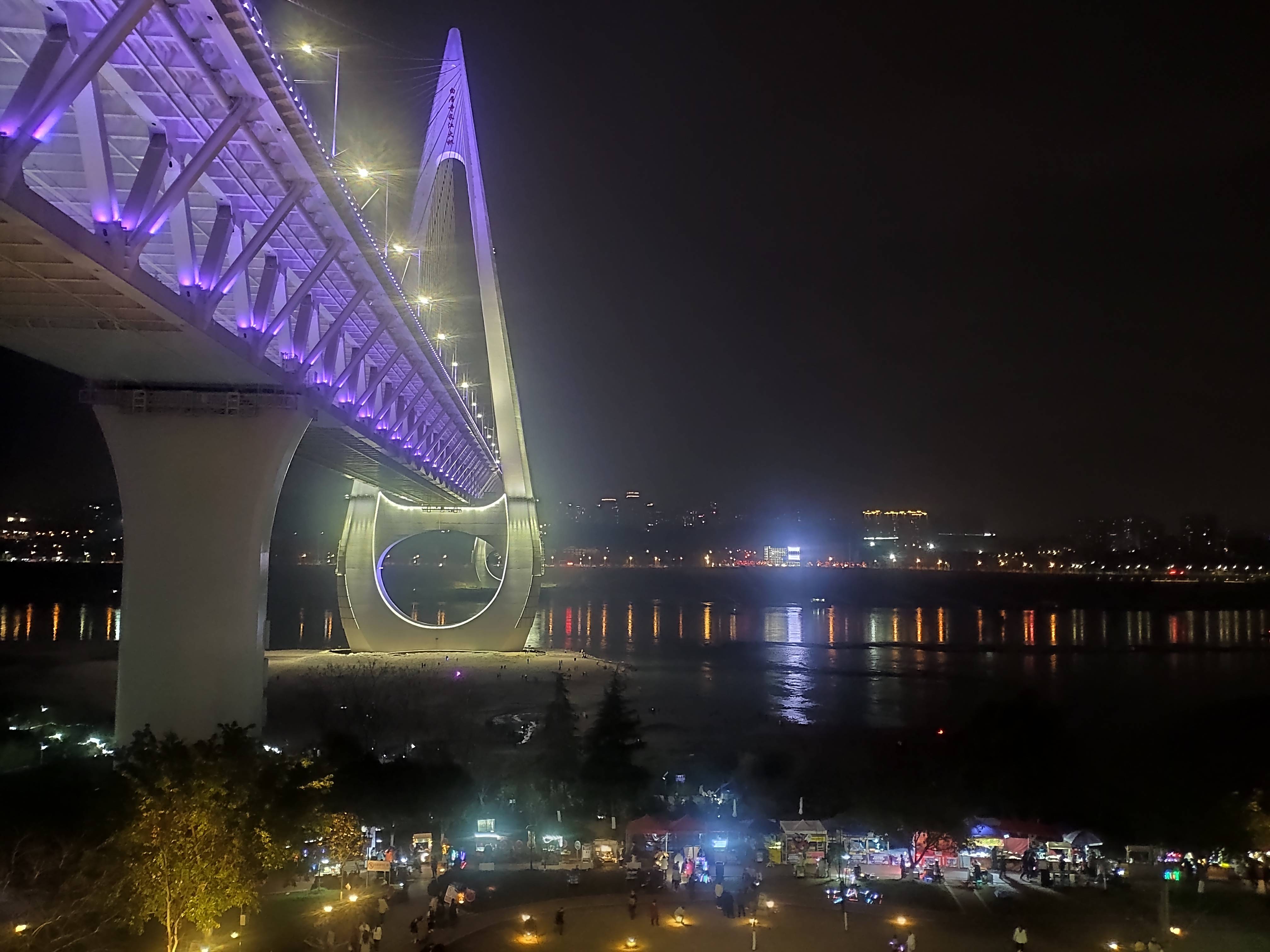 重庆版"星际穿越"白居寺长江大桥亮灯 宛若"彩虹"横跨长江