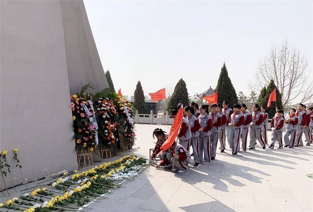 一个小学生在烈士陵园扫墓,十几年后才被告知,那里葬