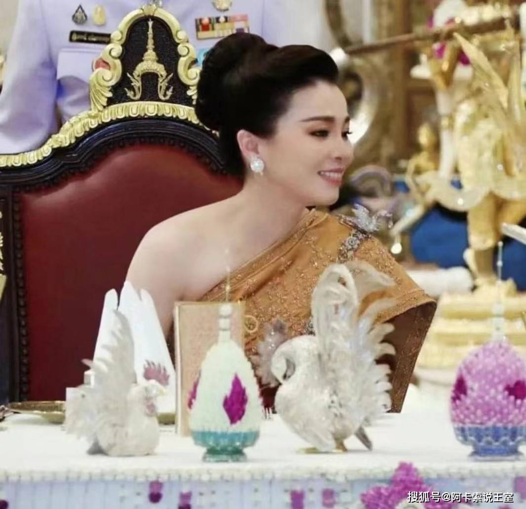 泰国王后苏提达出席国际活动,单肩传统泰式礼服堪称完美,形象婉约深入