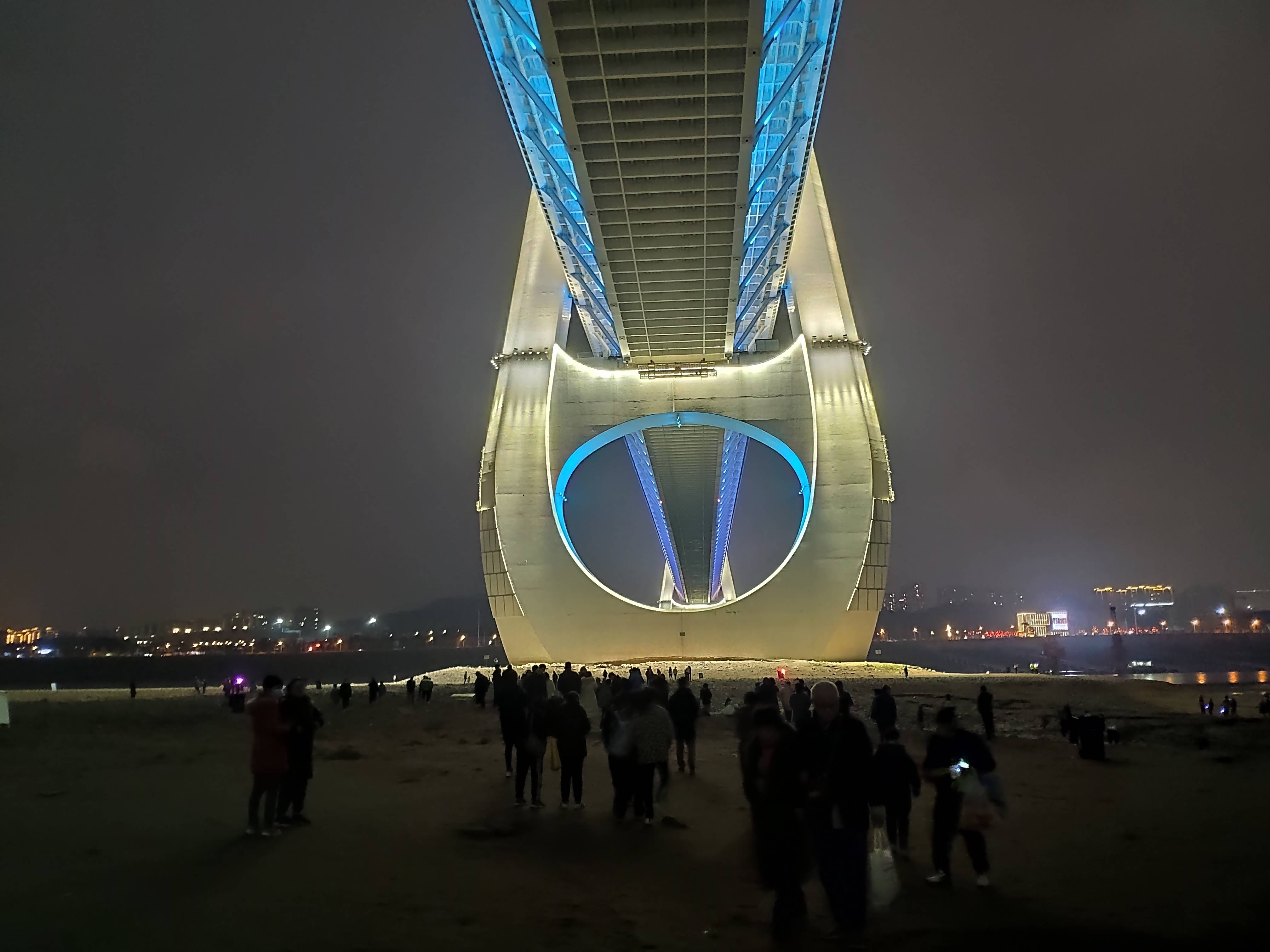 重庆版"星际穿越"白居寺长江大桥亮灯 宛若"彩虹"横跨长江_之门_成为