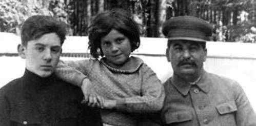 背叛苏联,投奔美国,斯大林唯一女儿为何这样?_斯维特兰娜_小时候_父亲