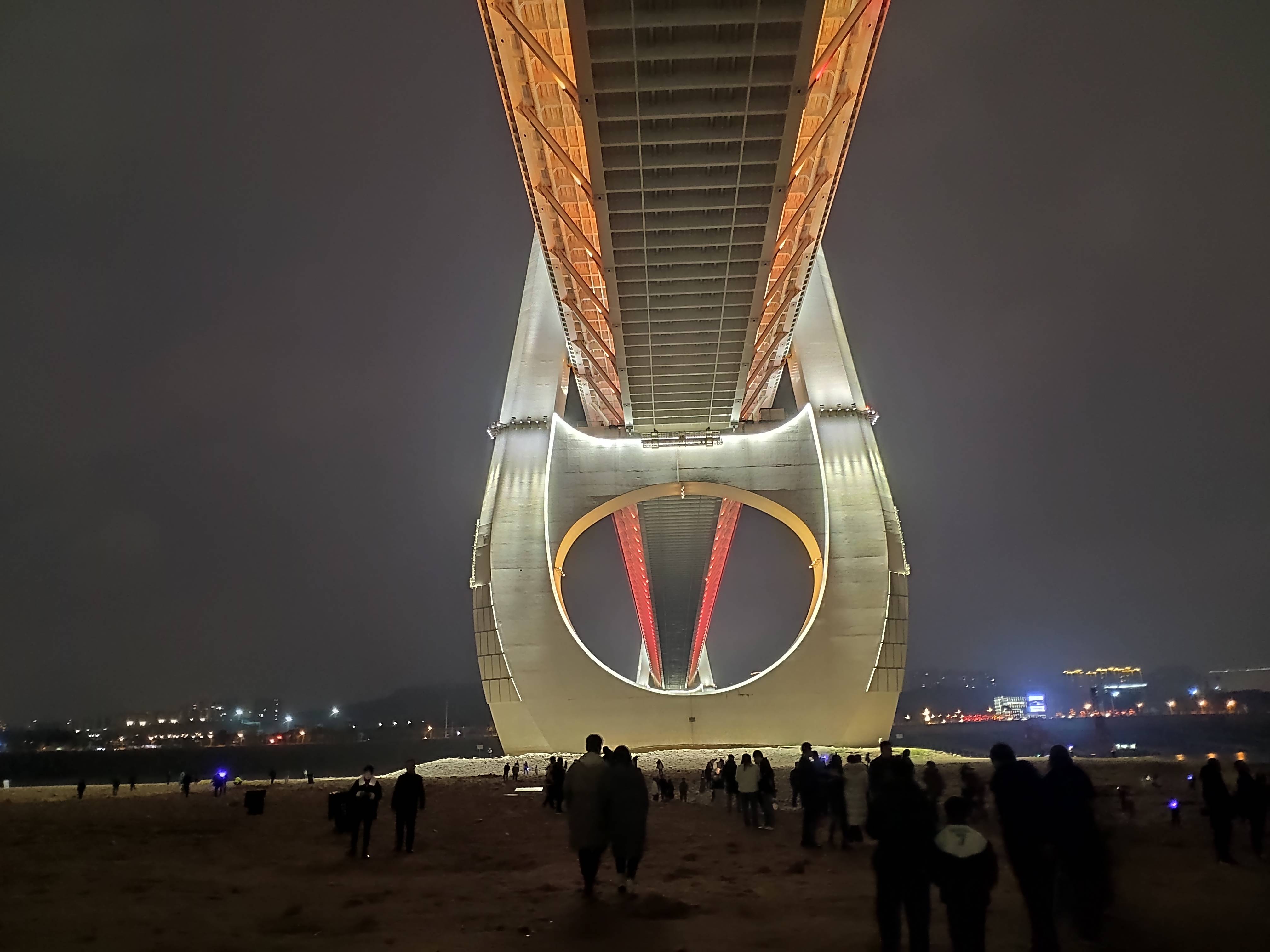 重庆版"星际穿越"白居寺长江大桥亮灯 宛若"彩虹"横跨长江_之门_成为