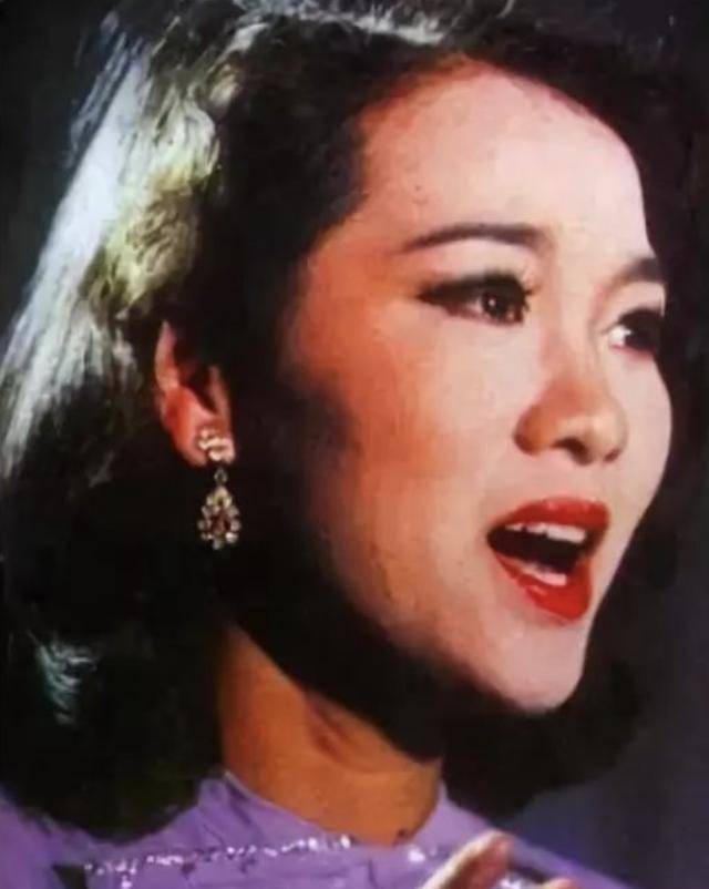 80年代爆红歌星郑绪岚:远嫁美国被抛弃,今59岁老得认不出