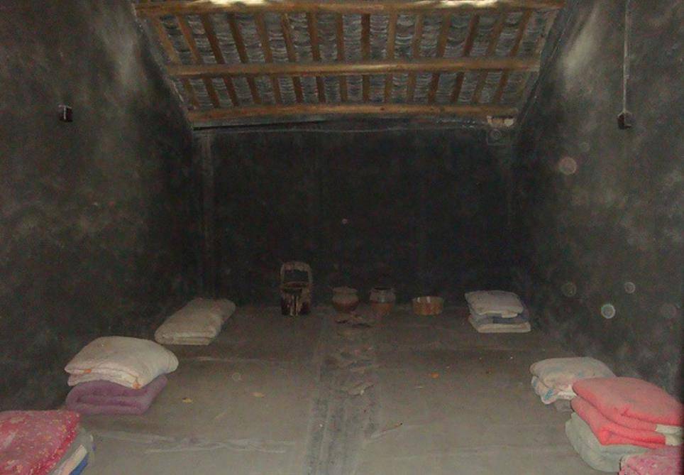 说罢,所有看守员将枪拿在了手中,自觉站在8号牢房和7号牢房前排成一排