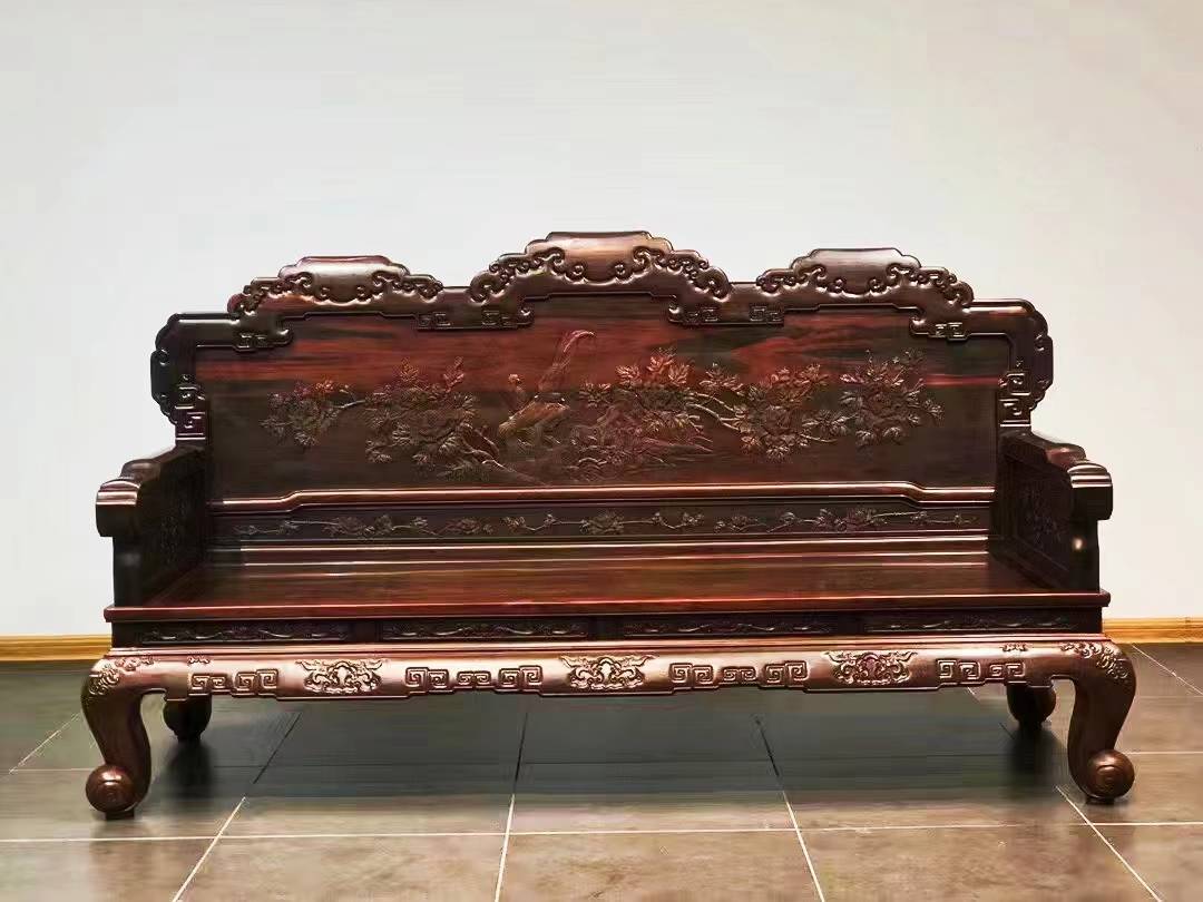 设计巧妙地将古典与现代相融合,既体现了红木家具的古典韵味,又展现了