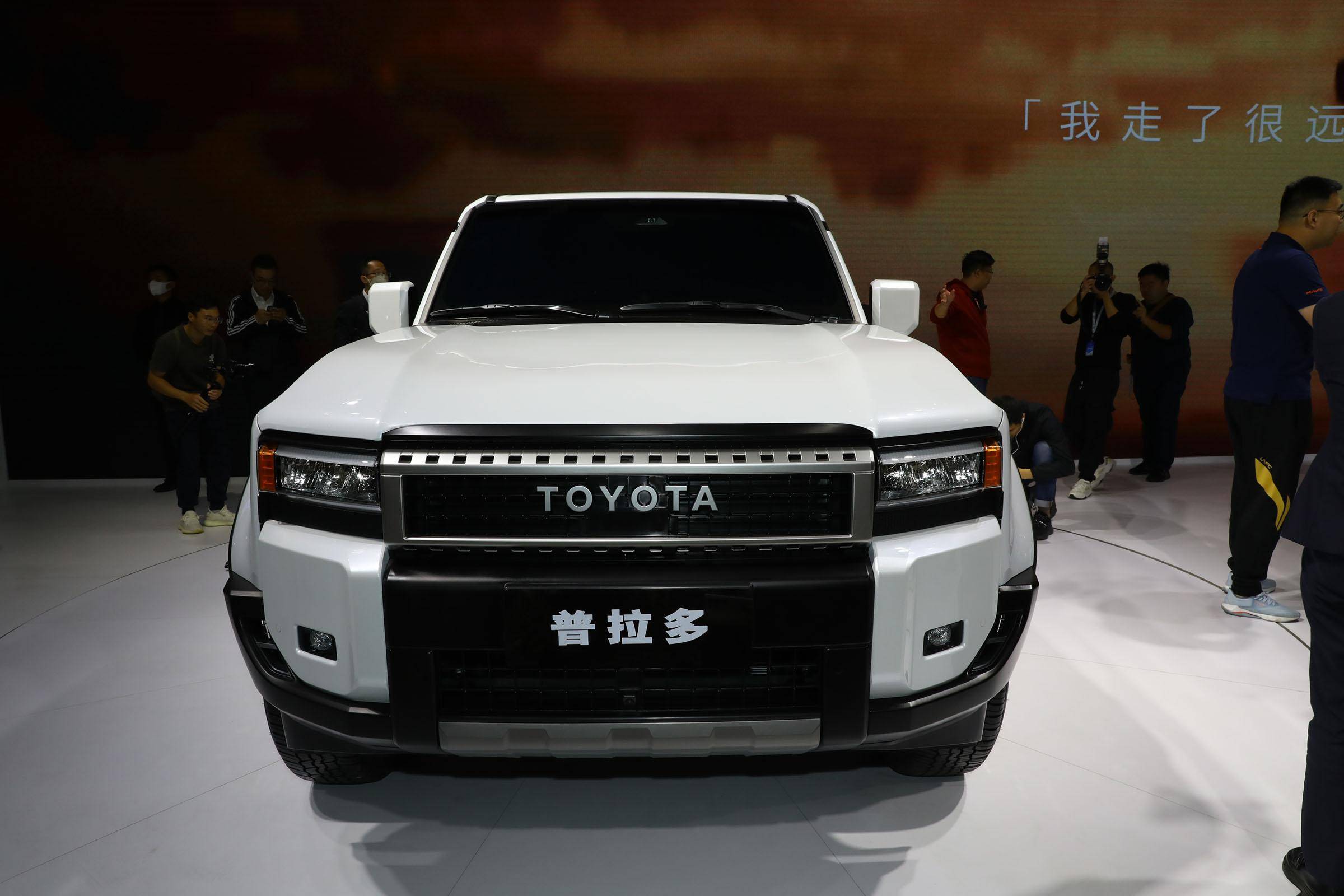 从产品本身来看,国产全新丰田普拉多采用主流硬派suv常见的方正造型