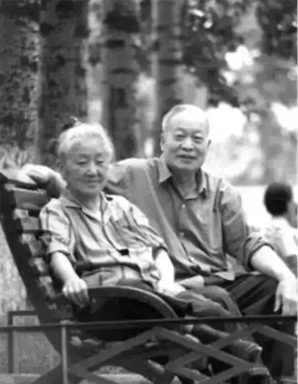 一次,一个体质不如钱三强的比较瘦弱的同学给钱三强写信,信中自称"大