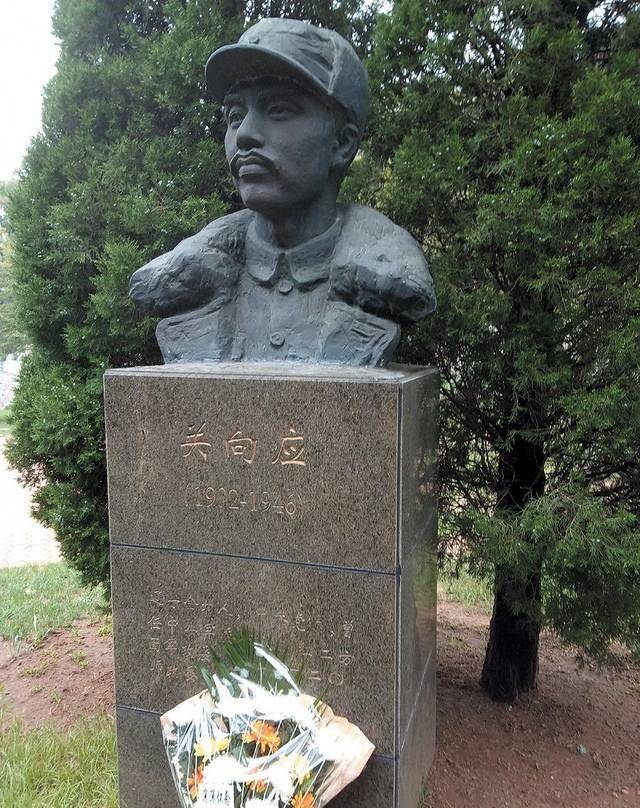 在这座高校中,她还遇到了自己的第一任丈夫关向应.