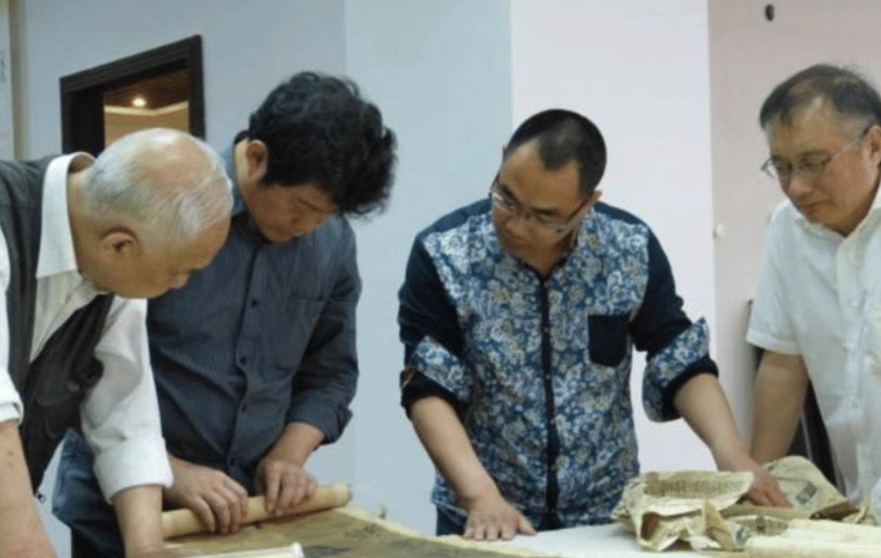 老人带"玉米"鉴宝,专家鉴定是赝品,他笑问:你可知我的身份_文物_古董