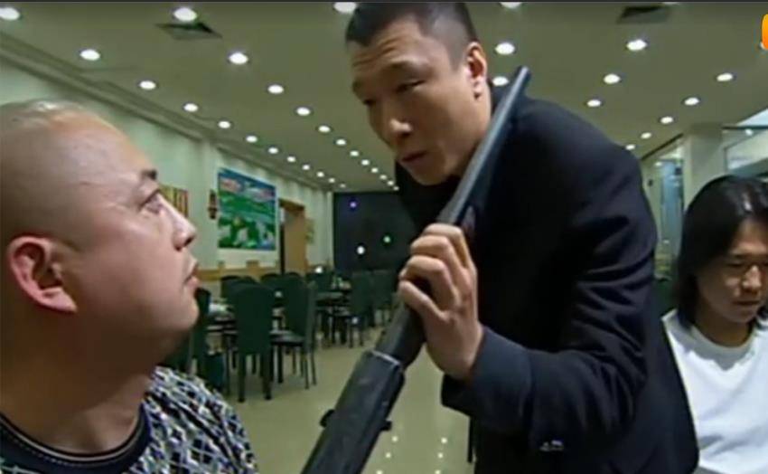 李代明身背19条人命,逃亡17年突然自首,自首后的一句话令人深思_李洪