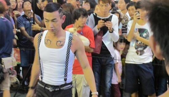 李代明身背19条人命,逃亡17年突然自首,自首后的一句话令人深思_李洪