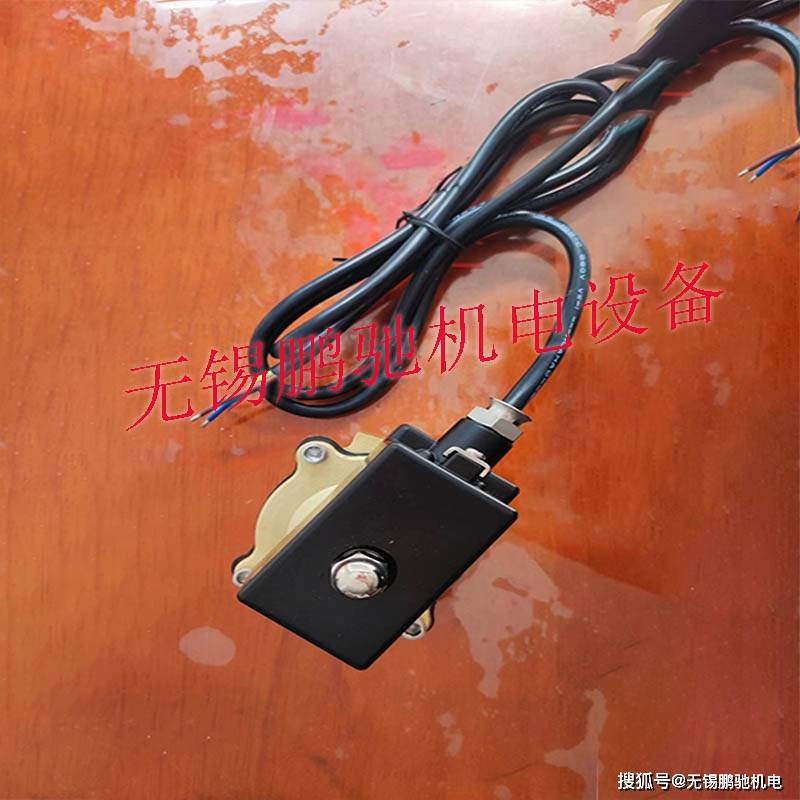 进油孔处于常开状态,阀体的移动使得液压油进入不同的排油管,油的压力