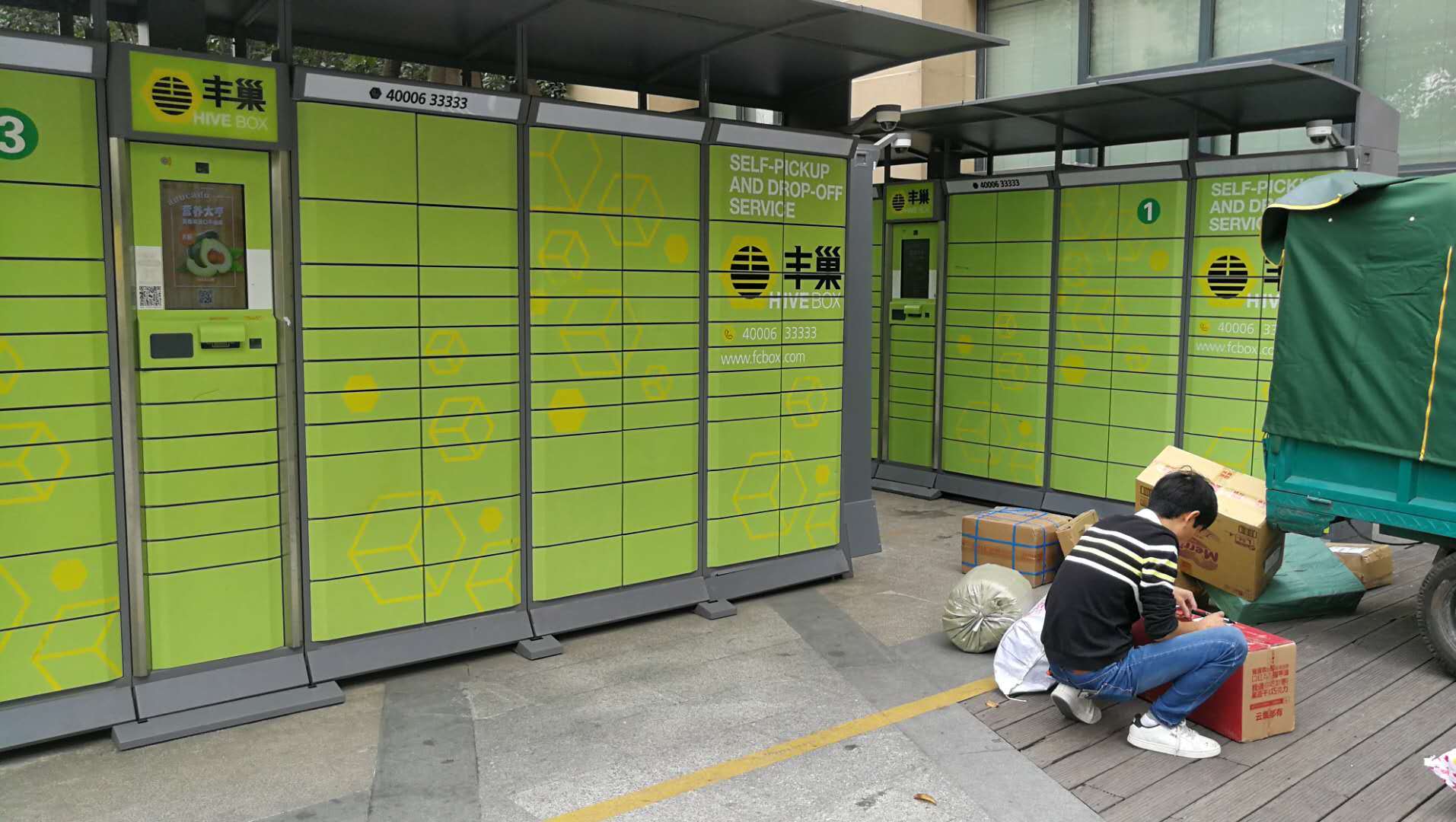 顺丰等少数几家,大部分快递直接被丢进智能柜和驿站