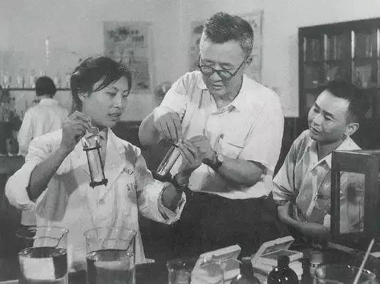 1979年,70岁的华罗庚入党,邓颖超表示祝贺,他以一首