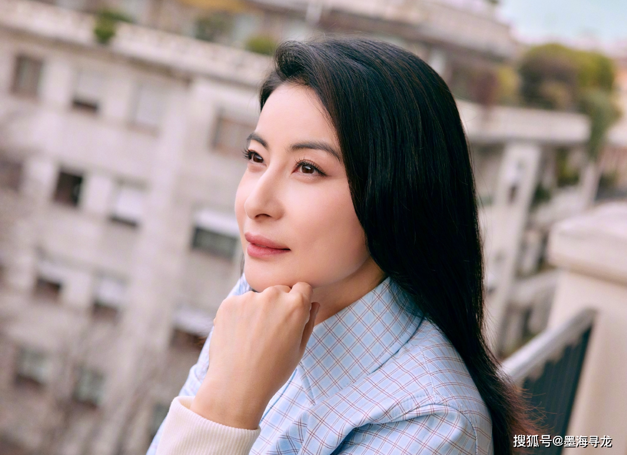 郭晶晶现身米兰时装周,43岁气质不减,穿衬衫牛仔裤仍碾压时尚圈_网友