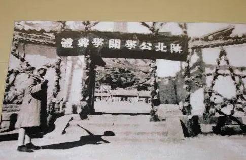 1946年我党23岁女特工,为保护机密带丈夫孩子跳海,全家壮烈牺牲