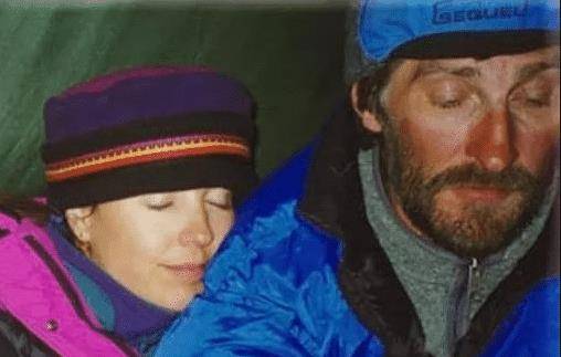 珠峰上的"睡美人",曾哀求不要丢下她,如今只有一只泰迪熊陪伴_登山