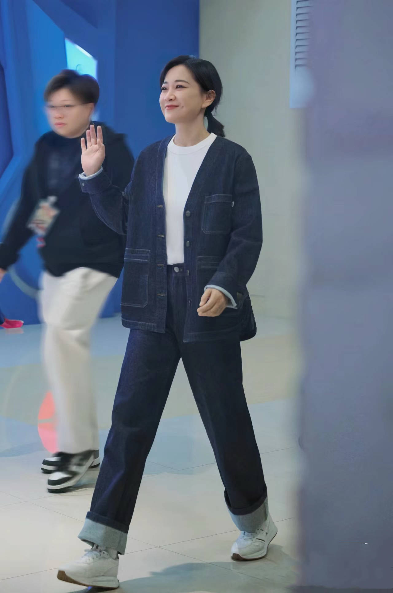 贾玲"减肥"成功后像换了一个人,穿香槟色西装 直筒裤,又a又美_气质