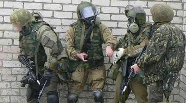 机会来了,汽车到了拐弯处,明显速度减慢,卡特科夫用双肘猛击武装分子