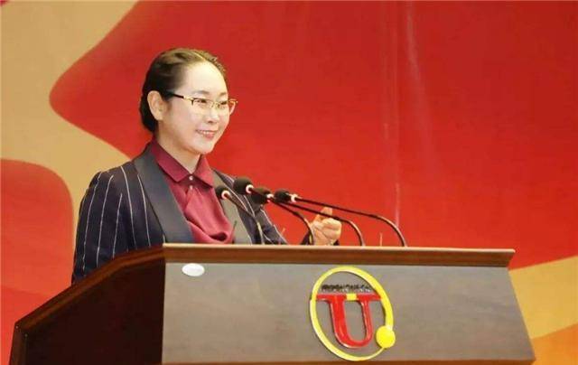 "钢铁女王"张荣华:富家女下嫁穷小子,卖豆腐起家,现身价690亿_荣程