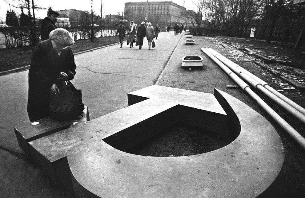 分,克里姆林宫外飘扬了近70年,印有镰刀,铁锤图案的苏联国旗缓缓降下