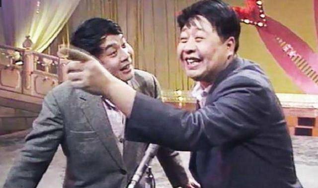 也是从这个时候开始,之后每一届的春晚均为直播形式.