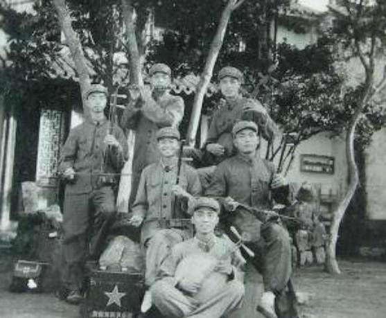 1945年,14岁少女虚报年龄乔装成男孩参军,立下特等