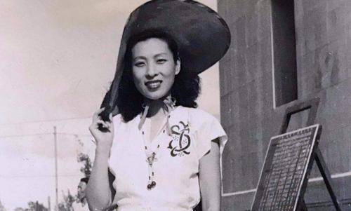 一把石灰朝他撒了过来,屋里数十支手枪齐发,王亚