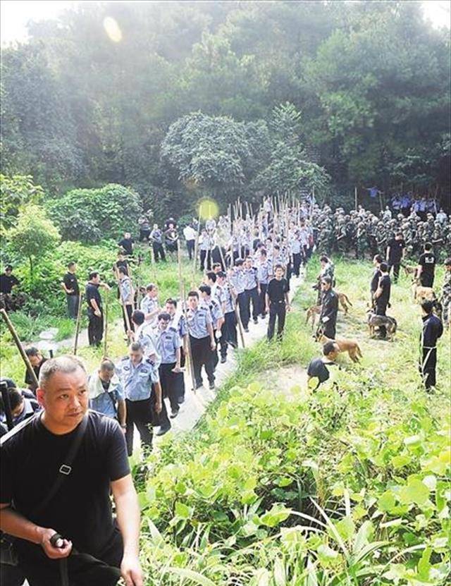 2012年击毙周克华始末,事后两名警察回忆:根本来不及去想怕不怕_华的