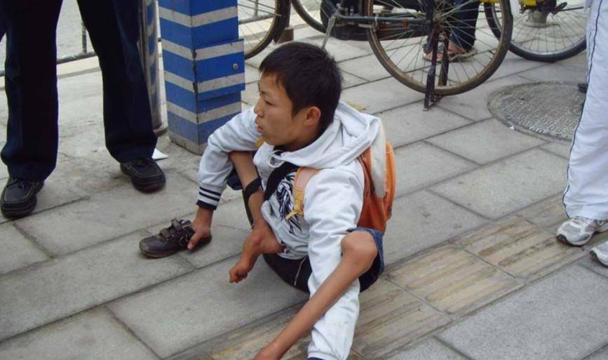 河南残疾男孩,汶川地震中四次捐款感动全国,如今靠双手改变命运