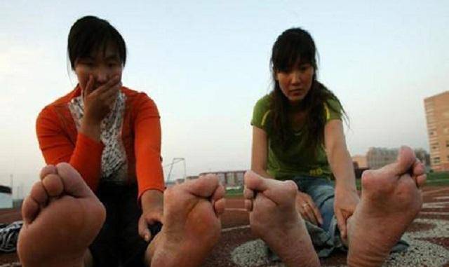 奥运冠军退役后摆地摊?