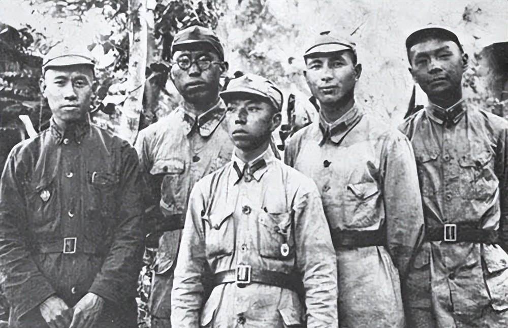 传奇!同乡梁兴初,梁必业同年参军,1955同授中将,两人截然不同_部队_东