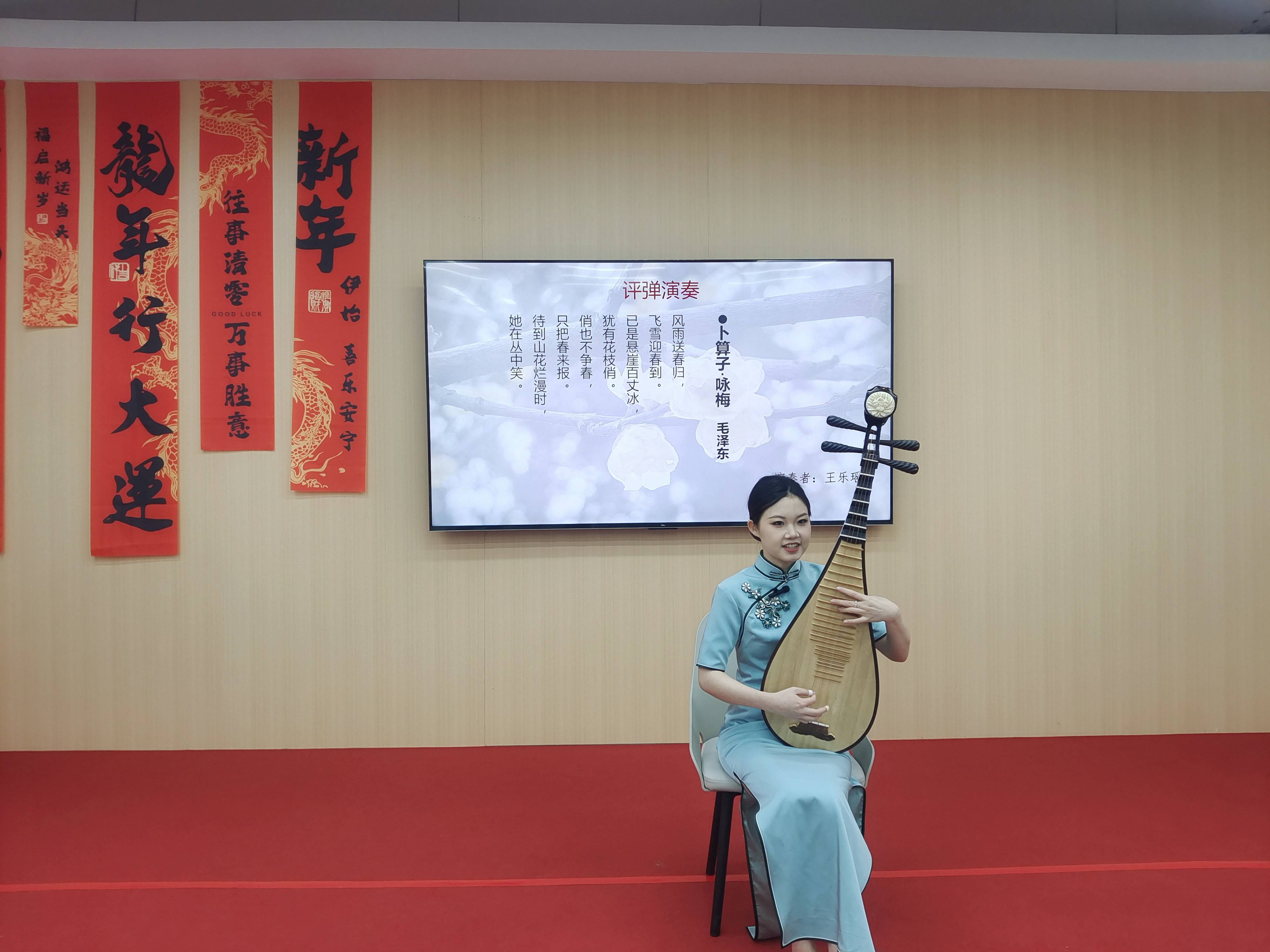 活动中,"返家乡"大学生志愿者带领青年团员观看苏州现代史视频,走进