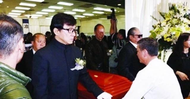 "燕赤霞"午马葬礼:成龙,洪金宝扶灵,刘晓庆献上花圈以示哀思_灵堂