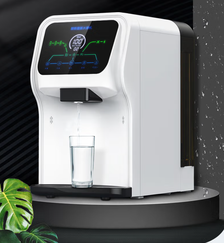 电解槽内置有正负电极,当通入直流电时,水分子在电极的作用下发生电解