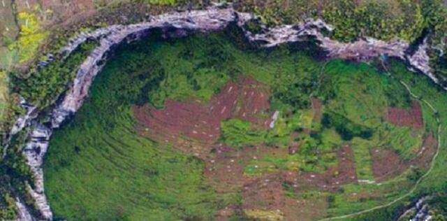 云南"陨石坑"成桃花源,32人蜗居坑中几十年,如今路已修通_生活_天坑