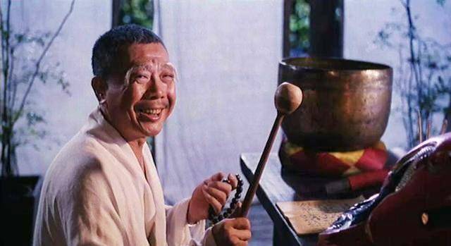 "燕赤霞"午马葬礼:成龙,洪金宝扶灵,刘晓庆献上花圈以示哀思_灵堂