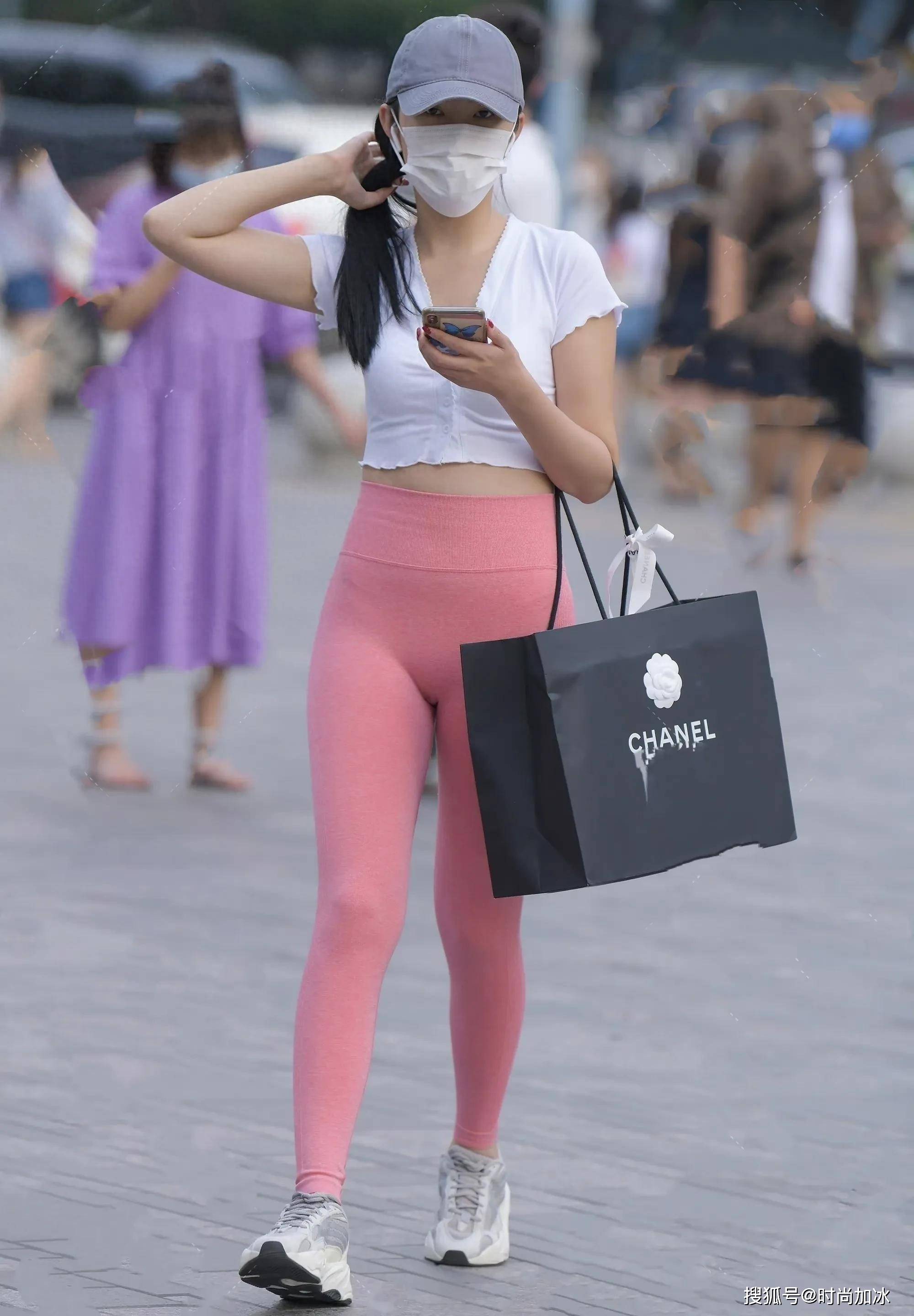 穿上菊花纹针织瑜伽裤逛街,做性感的自己