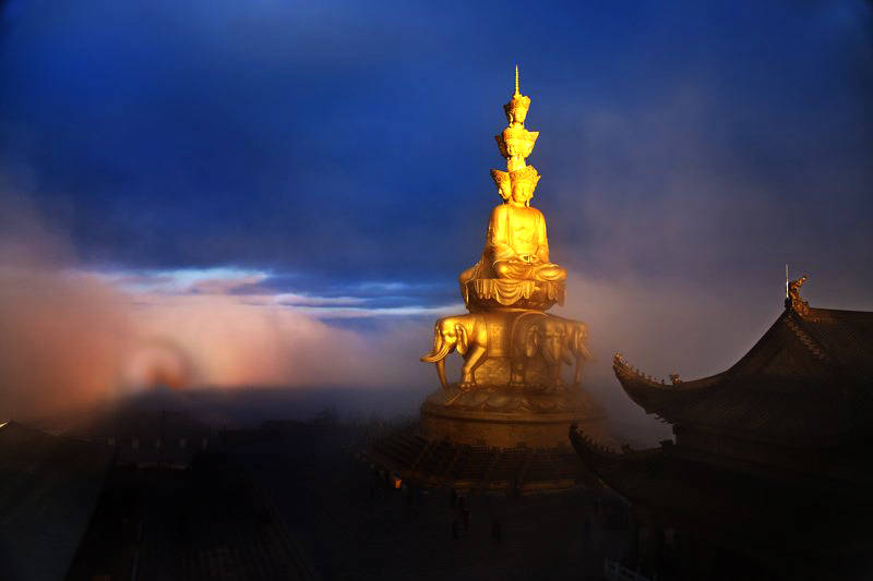 峨眉山金顶佛光的由来_蒲公_菩萨_云海